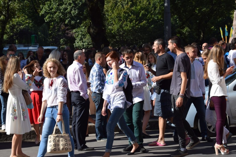 Tanévnyitóra összegyűlt tömeg az Ivan Franko Egyetem előtt